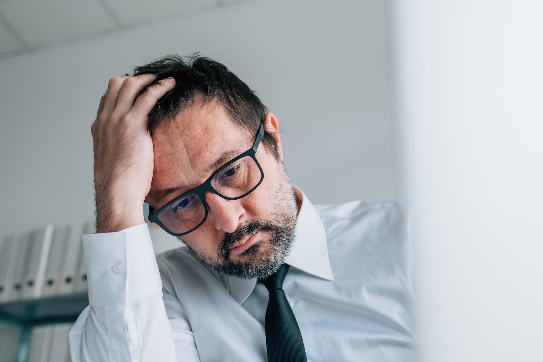 Homme au travail qui se tient les cheveux